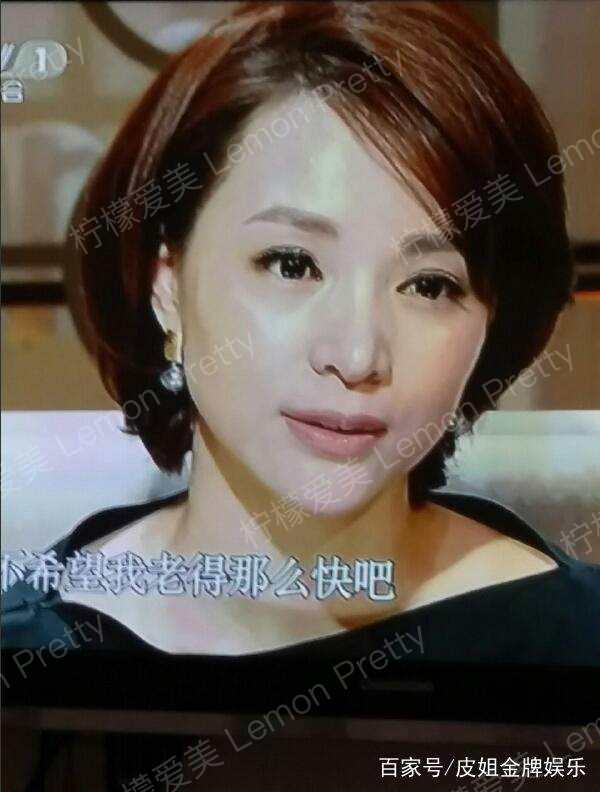 "央视一姐"董卿又变脸,网友:这次脸上怕是有二十斤玻尿酸