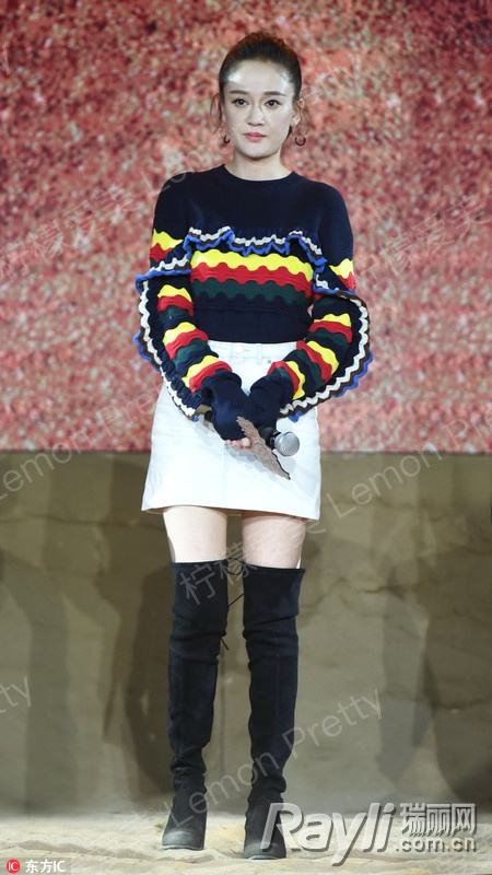 陈乔恩身穿彩色条纹装饰针织衫搭配白色半身裙出席活动,脚踩过膝长靴.