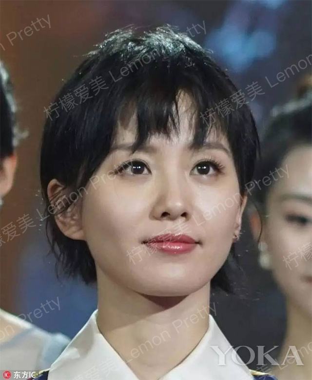 图片源自:东方ic 侧面看,鬓角部位,长长飘逸的两束发缕女人味十足