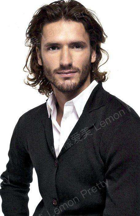 微卷是不少中长发男性的常见造型,自然的小幅度波浪给人知性