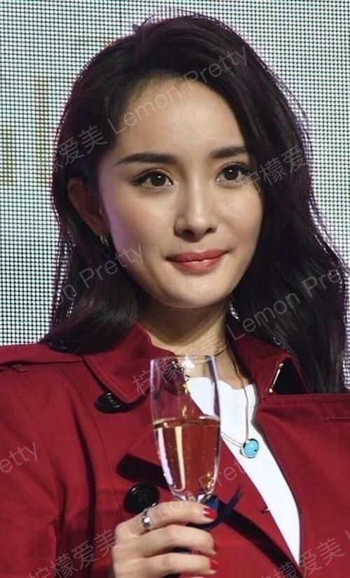 别再为杨幂的双眼皮洗白了,明明是割的,别说是贴双眼皮贴