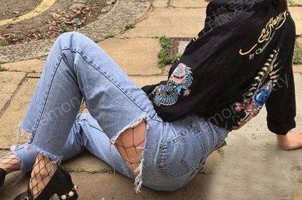 时尚博主示范露臀牛仔裤 这是一款浅蓝色 露臀牛仔裤,超级性感!