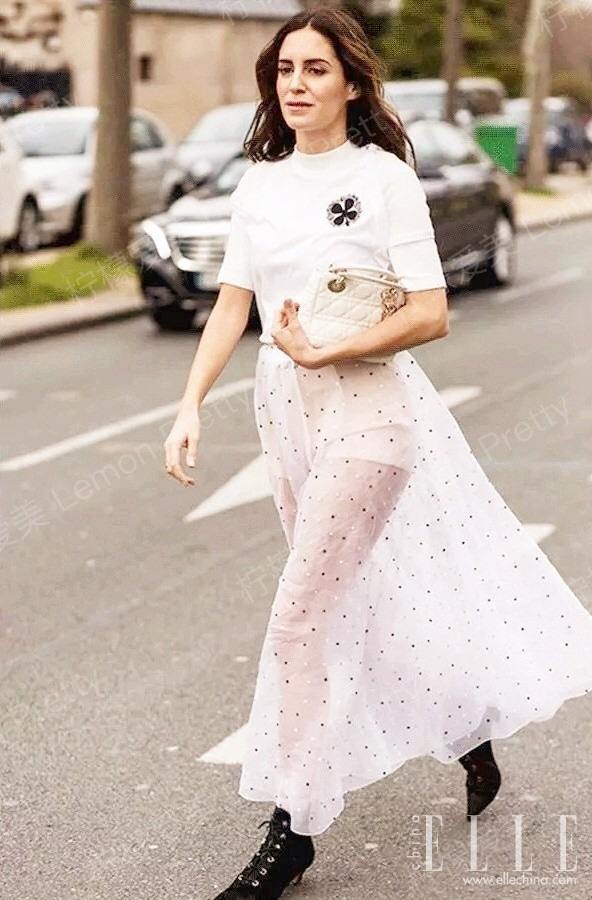 此外,裙子也应该以薄透材质的为佳,透明度高一些的效果会更好.