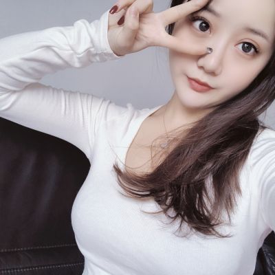 虽然说我填充的胸部不是很大,就只有b罩杯,但是就是我自己