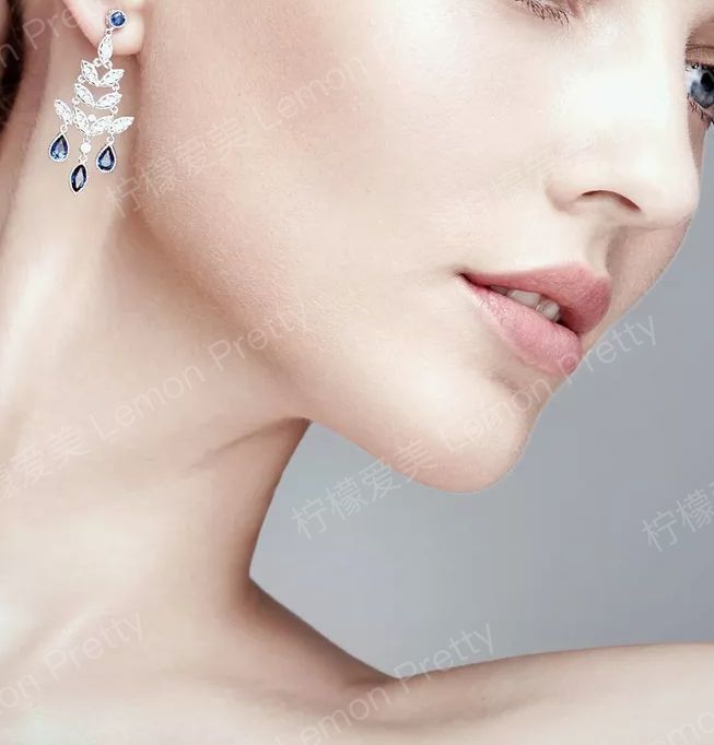 鼻宽占面部总宽的1/5  从下面看时呈等边三角形  鼻孔的长度占2/3